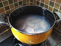 2.锅内烧开水，放入鸡翅再次煮滚捞出，沥干水份