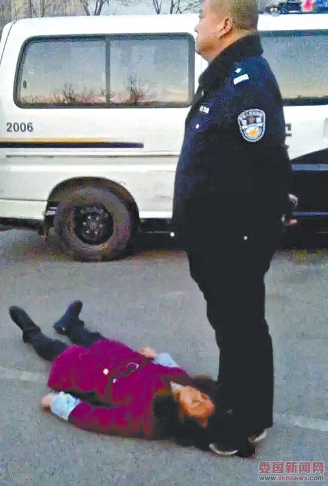 ■周秀云倒卧在地，警员踩着她的头发。