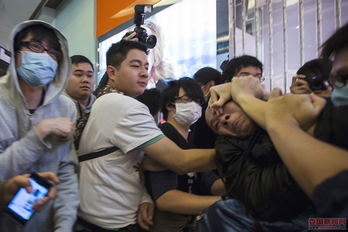 香港抗议者与大陆游客发生肢体冲突