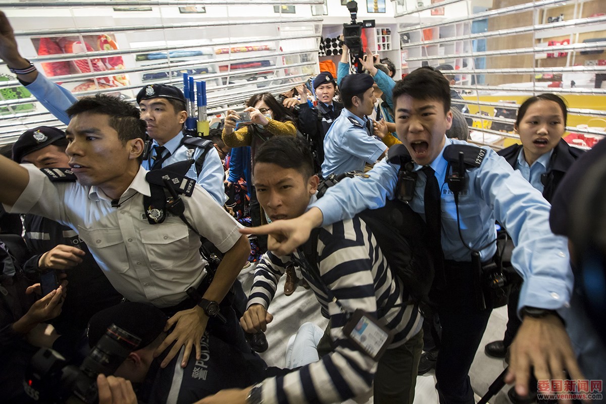 部分示威者与警员爆发冲突，警员使用胡椒喷剂及挥动警棍驱散。
