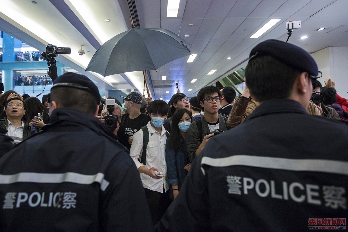 警察在现场维持秩序，情况一度混乱，警方曾施放胡椒喷雾，并带走多人。