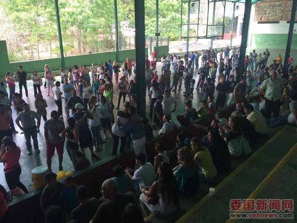 Centros electorales de Valencia llenos de cola a esta hora..jpg