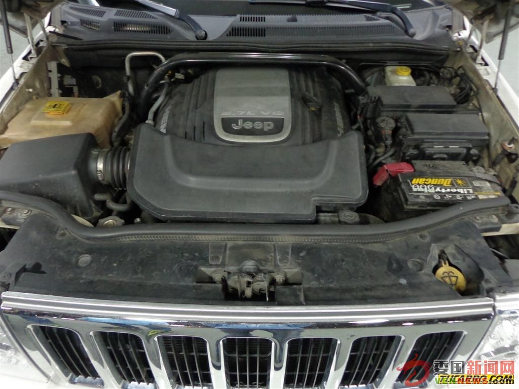 jeep-commander-926411-MLV20568051711_012016-F.jpg