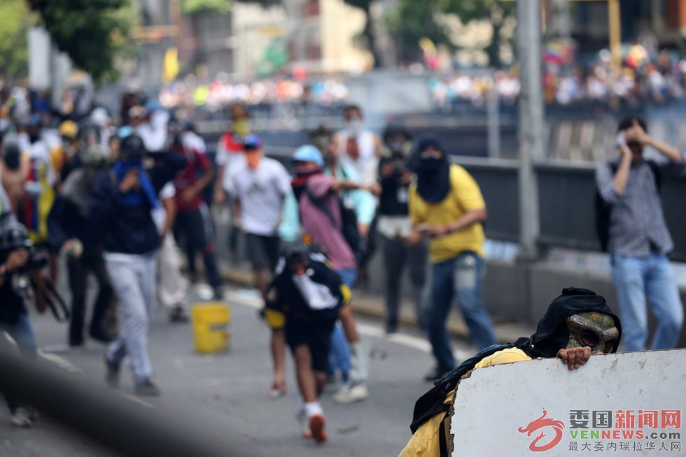 2017-04-08T185543Z_1000207492_RC159FCB8090_RTRMADP_3_VENEZUELA-POLITICS.jpg